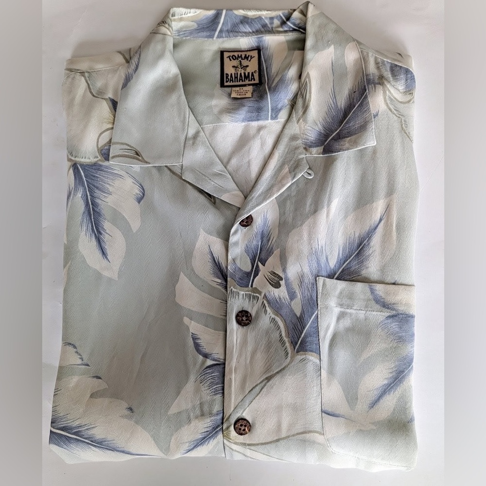 Tommy Bahama 100% Silk Button Front Shirt 
Mens XL Short Sleeve Front Pocket
